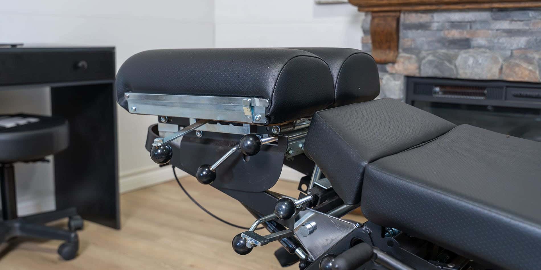 Head end of a chiropractic table